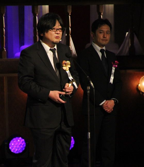 Hosoda (left) receiving a prize from the Japanese Academy.